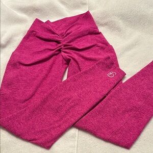 Bombshell Sportswear Fuchsia V BACK leggings with side pockets